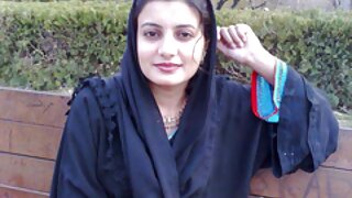 काळ्या चड्डीत खूप टॅन्ड ब्लॉन्ड स्लट बीजे देते आणि लांब कोंबडा चालवते