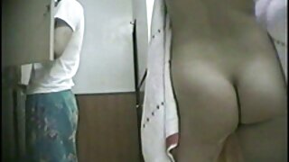 कामुक बाळे पायऱ्यांवर नवीन गुलाबी सेक्स टॉय चाखत आहेत