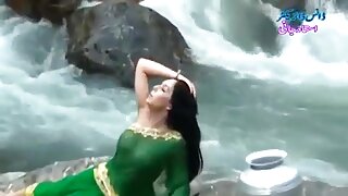 मोठमोठे स्तन असलेले गोरे गोरे एमआयएलएफ मोठ्या डिक बाहेर शोषत आहे
