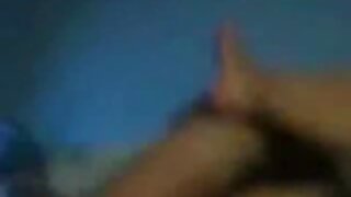 तापाने भरलेला स्टड त्याच्या आकर्षक गोऱ्या केसांची कुत्री मिश स्थितीत वाजवत आहे